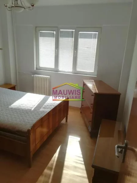 Mosilor / Eminescu / vis a vis de Pizza Hut / bl 1980 /